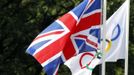 The Union Jack (L) flies next to the Olympic flag during the torch lighting ceremony of the London 2012 Olympic Games at the site of ancient Olympia in Greece May 10, 2012. REUTERS/Mal Langsdon (GREECE - Tags: SPORT OLYMPICS) Published: Kvě. 10, 2012, 9:15 dop.