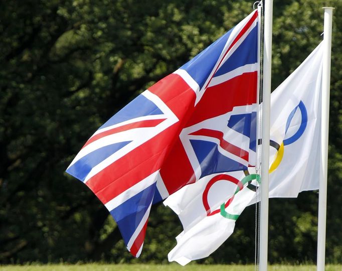 The Union Jack (L) flies next to the Olympic flag during the torch lighting ceremony of the London 2012 Olympic Games at the site of ancient Olympia in Greece May 10, 2012. REUTERS/Mal Langsdon (GREECE - Tags: SPORT OLYMPICS) Published: Kvě. 10, 2012, 9:15 dop.