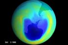 Ozonová díra se zacelí, ale později