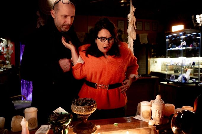 Petra Polnišová hraje v komedii Když se zhasne kamarádku Niny Alenku, která je majitelkou ezoterického obchodu.