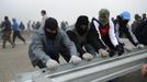 Miners on strike move to set up a barricade on the A-6 motorway, on the second day of a strike to protest the government's spending cuts in the mining sector, in El Montico, near Oviedo, northern Spain, May 24, 2012. Spain's economy is contracting for the second time since late 2009 and four years of stagnation and recession have pushed unemployment above 24 percent, the highest rate in the European Union. REUTERS/Eloy Alonso (SPAIN - Tags: CIVIL UNREST BUSINESS EMPLOYMENT ENERGY) Published: Kvě. 24, 2012, 1:40 odp.