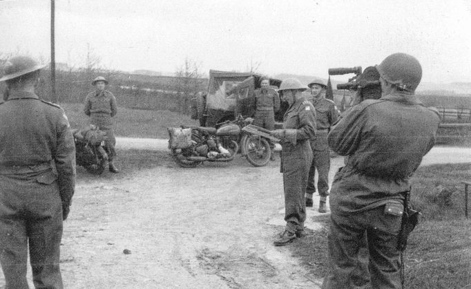 Ukázky fotografií z knihy "Kříže a hvězdy od Dunkerque" připomínající účast československých vojáků při obléhání Dunkirku v roce 1944.