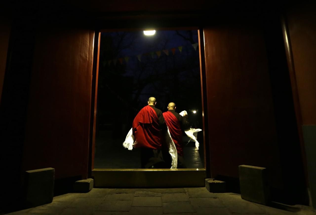 Čína - Nový rok - oslavy - buddhistický mnich