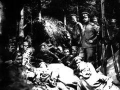 Odpočinek po rozvědce 1. střeleckého pluku na řece Zlaté Lipě za Brousilovy ofenzivy roku 1916. Jde o střelecký pluk Mistra Jana Husa.