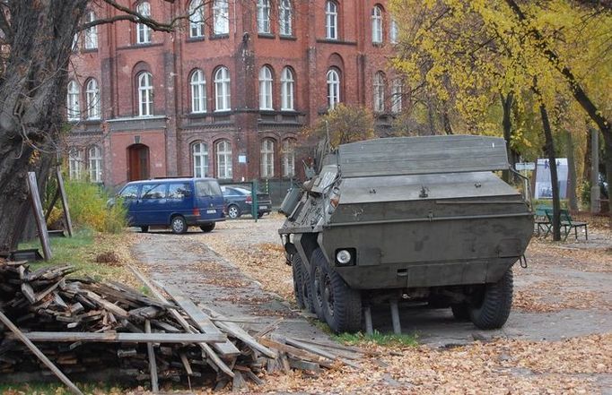 Obrněný transportér uvnitř loděnic. Připomínka "stanného práva" z roku 1982.