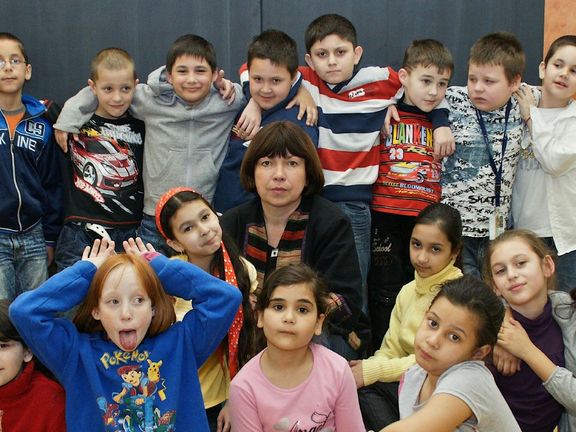 Paní učitelka Jarmila Zobačová se svou třídou.