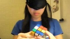 Tak se skládá Rubikova kostka poslepu: Hráč si kostku nastuduje, během pár vteřin si dokáže zapamatovat příběh, který jeho ruce dovede ke správnému výsledku.