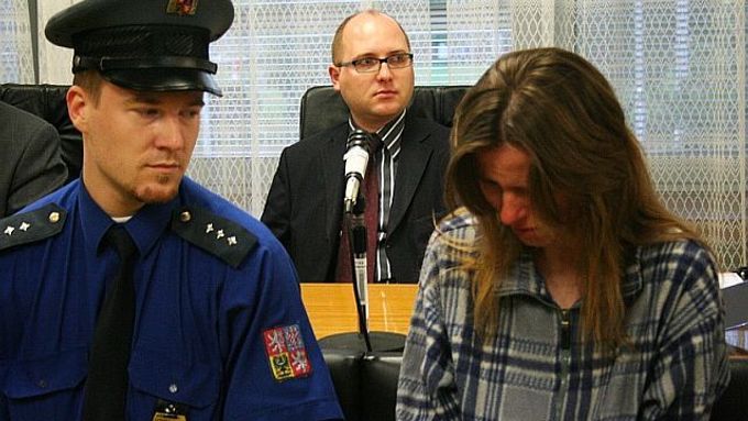 Antonie Stašková před Krajským soudem v Ústí nad Labem. Za vraždu pětiletého Jana Rokose ji soud poslal na 24 let do vězení