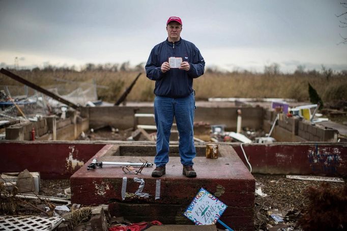 Pastor Joseph Paul Morrissey holds his pocket Bible as he poses for a photograph amidst the ruins of his home in the low-lying Oakwood neighbourhood on Staten Island November 14, 2012. Morrissey, a general contractor and owner of a small productions company, worked with his fellow parishioners to transform the Grace Bible Church, just steps away, into a relief and aid center for victims of the storm. Despite losing everything, Morrissey and other members the small Christian congregation have worked tirelessly to keep their church open as an aid center. Picture taken November 14, 2012. REUTERS/Mike Segar (UNITED STATES - Tags: DISASTER ENVIRONMENT RELIGION TPX IMAGES OF THE DAY) ATTENTION EDITORS PICTURE 06 19 FOR PACKAGE 'SURVIVING SANDY' SEARCH 'SEGAR SANDY' FOR ALL PICTURES Published: Lis. 20, 2012, 3:30 odp.