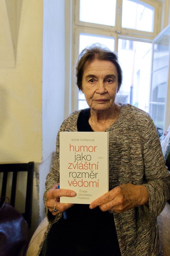 Spisovatelka Sylvie Richterová se svojí novou knihou esejů o Haškově Švejkovi Humor jako zvláštní rozměr vědomí.