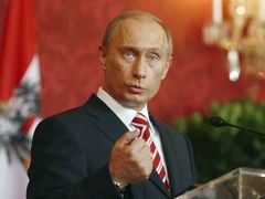 Ruský prezident Vladimir Putin promlouvá na tiskové konferenci ve vídeňském Hofburgu