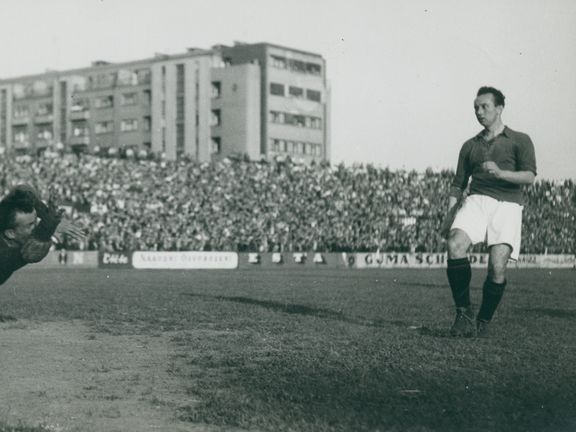 Jan Říha střílí na Letné branku do sítě Plzně. Zápas hraný v roce 1948 skončil vysokou výhrou domácích 5:0