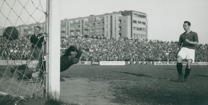 Jan Říha střílí na Letné branku do sítě Plzně. Zápas hraný v roce 1948 skončil vysokou výhrou domácích 5:0