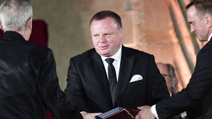 Dřevo z Lán putovalo i k příteli Nejedlého. Sponzoroval Hrad a dostal metál od Zemana
