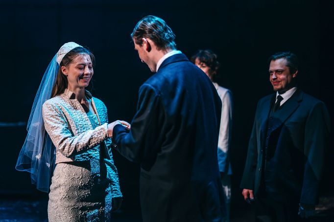 Z inscenace Hana podle stejnojmenného románu Aleny Mornštajnové.