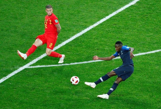 Blaise Matuidi střílí v semifinále MS 2018 Francie - Belgie.