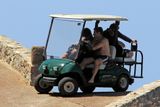 Návrat z pláže na golfovém vozíku. Nicolas Sarkozy a jeho manželka Carla na prázdninách.