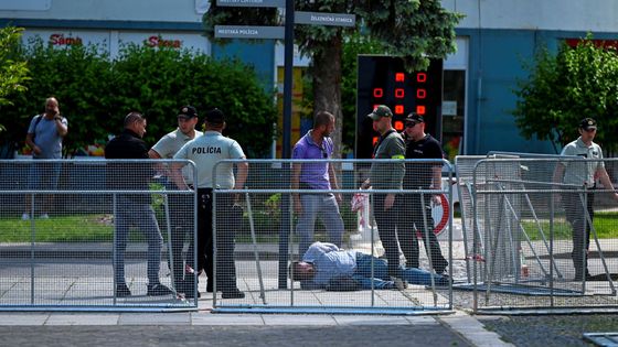 Policie zadržuje osobu po střelbě na slovenského premiéra Roberta Fica po zasedání slovenské vlády v Handlové, Slovensko, 15. května 2024.