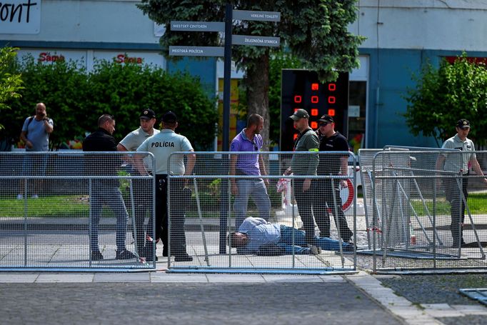 Policie zadržuje osobu po střelbě na slovenského premiéra Roberta Fica po zasedání slovenské vlády v Handlové, Slovensko, 15. května 2024.