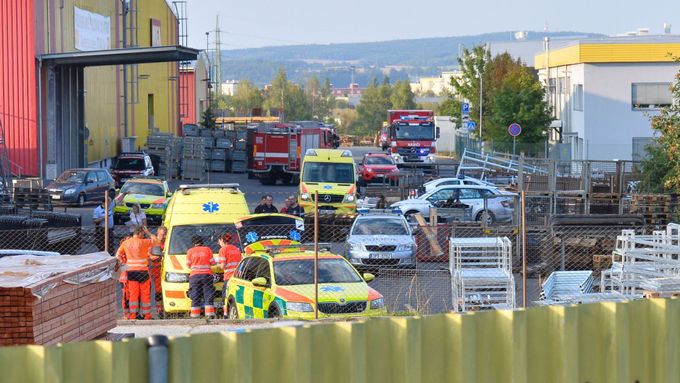 V Plzni spadl vrtulník na výrobní halu, první záběry z místa neštěstí