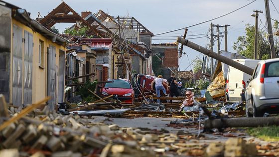 Jako kdyby tudy přešla fronta. Snímky z vesnic, které pustošila bouřka a tornádo