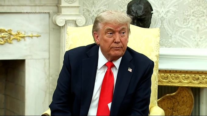 Trumpa se na kauzu Epstein už zeptali i novináři