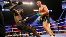 Deontay Wilder padá na zem v zápase s Tysonem Furym