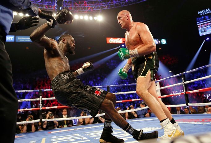 Deontay Wilder padá na zem v zápase s Tysonem Furym