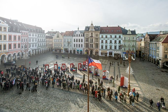 Vzpomínková akce na události roku 1989 s odhalení památníku připomínajícího výročí na schodech radnice se konala 17. listopadu 2019 v Liberci.