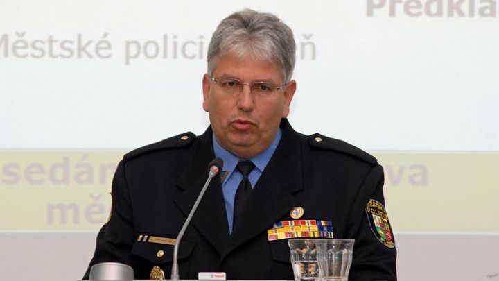 Zneužití pravomoci u strážníků. Šéf dopravní kontroly měnil záznam, aby kryl ředitele