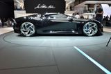 Bugatti slaví 110 let a jako dárek si nadělilo speciální model La Voiture Noire. Pro francouzsky mluvící čtenáře nebude překvapení, že koncept je oděn do černé barvy. Tvary mají připomínat mimo jiné legendární Type 57 SC Atlantic. Šestnáctiválec v útrobách produkuje 1103 kW, jediný vyrobený kus (údajně pro Ferdinanda Piëcha) stojí před zdaněním 11 milionů eur.