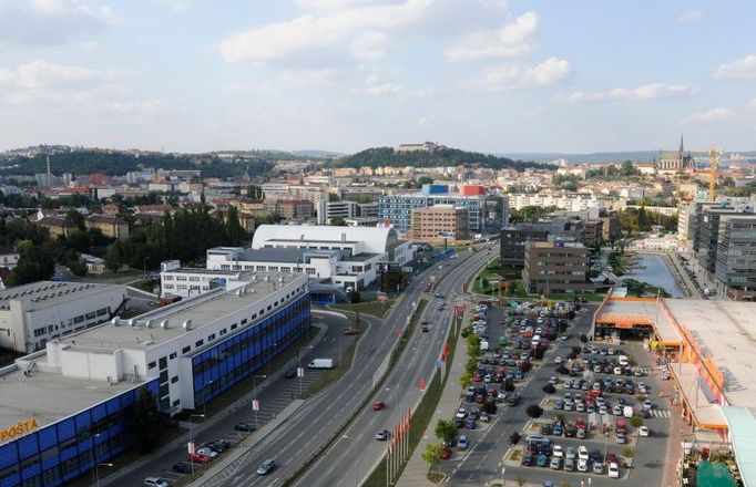 Ulici Heršpickou z obou stran lemují rozlehlé kancelářské, obchodní či administrativní komplexy