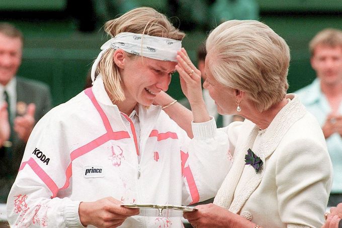 Tenistka Jana Novotná v roce 1993. Na snímku během tenisového turnaje na Wimbledonu, kde pláče po prohře ve finále po prohře  se Steffi Grafovou z Německa.