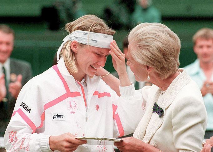 Tenistka Jana Novotná v roce 1993. Na snímku během tenisového turnaje na Wimbledonu, kde pláče po prohře ve finále po prohře  se Steffi Grafovou z Německa.