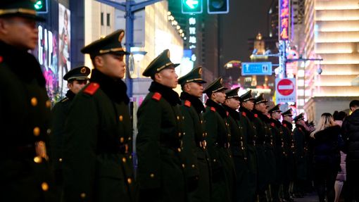 Policisté dohlíží na vítání nového roku v Šanghaji