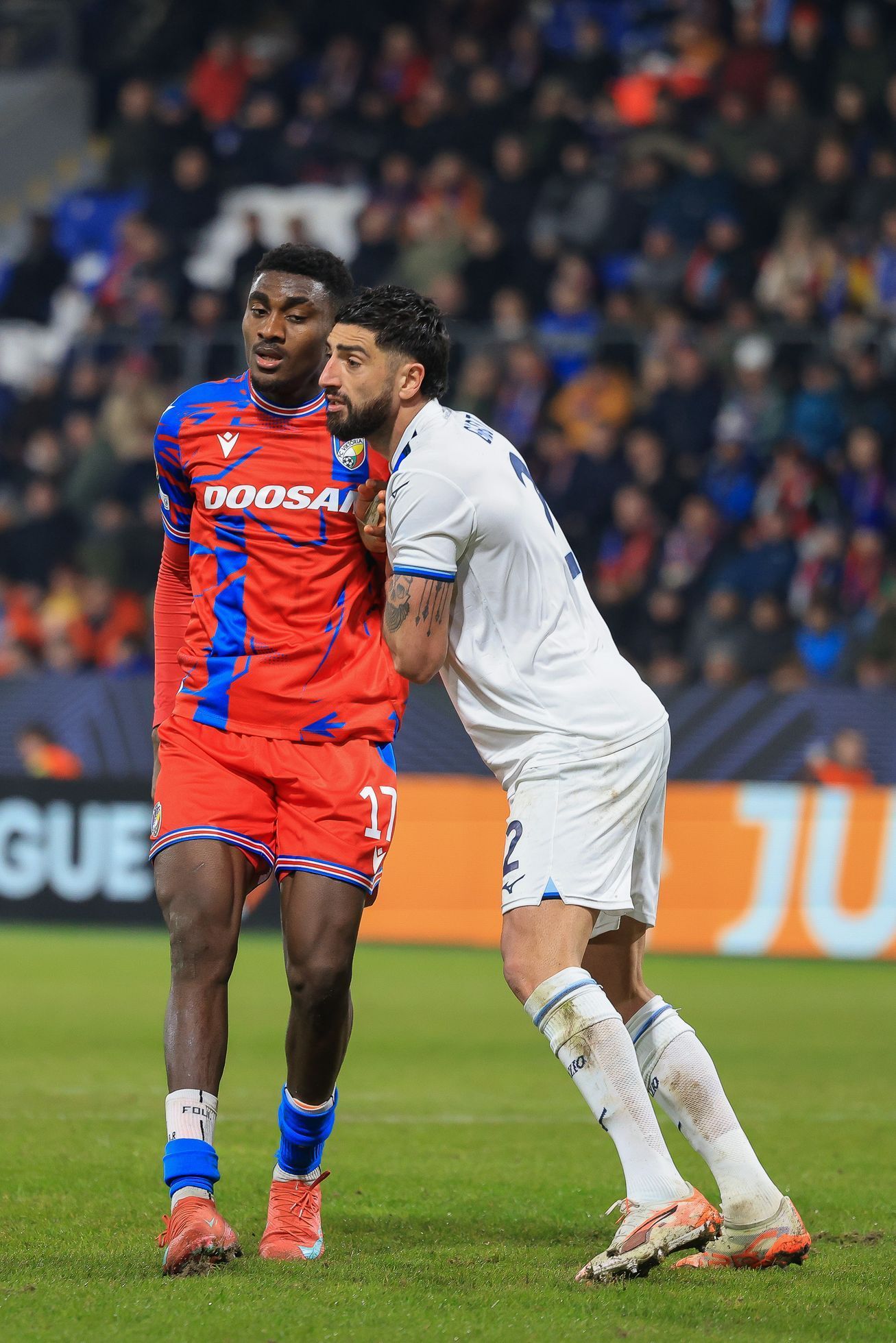 Rafiu Durosinmi a Samule Gigot v zápase EL Viktora Plzeň - Lazio