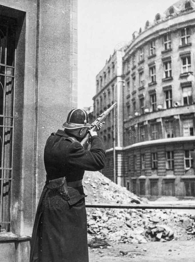 Příslušník četnictva se snaží zlikvidovat nebezpečného německého odstřelovače. Lokace neuvedena. 5.5.1945