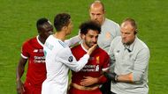 Největší hvězda Liverpoolu musela střídat, plačícího Egypťana utěšoval i soupeř Cristiano Ronaldo.