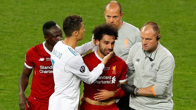 Mohamed Salah opouští v slzách trávník při finále Ligy mistrů