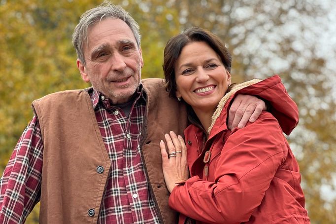 Ondřej Pavelka a Adéla Gondíková ve filmu Na horách.