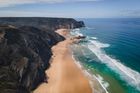Na západní pobřeží Algarve patří mezi nejvýraznější pláže Praia da Cordoama, kterou zdobí černé útesy. Cordoama je i oblíbeným surfařským spotem.