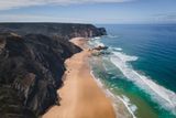 Na západní pobřeží Algarve patří mezi nejvýraznější pláže Praia da Cordoama, kterou zdobí černé útesy. Cordoama je i oblíbeným surfařským spotem.