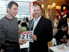 Jan Železný (vlevo) předává vydražené startovní číslo z ME v Göteborgu svému manažerovi Pavlu Prušovi, který za něho neváhal zaplatit více než 14 000 korun.