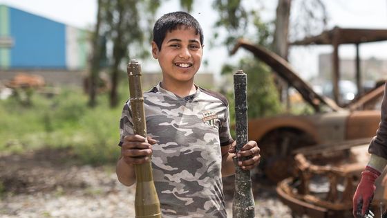 Fotograf Aktuálně.cz z válečného Mosulu: Děti si hrají s raketami, nedaleko leží mrtví džihádisté