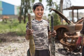 Fotograf Aktuálně.cz z válečného Mosulu: Děti si hrají s raketami, nedaleko leží mrtví džihádisté