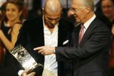 Bývalý francouzský fotbalista Zinédine Zidane (vlevo) a legendární Franz Beckenbauer při vyhlášení ankety FIFA o nejlepšího fotbalistu roku 2006.