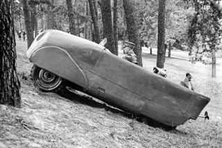 Snímky z historie obojživelných vozidel. Nedatováno.