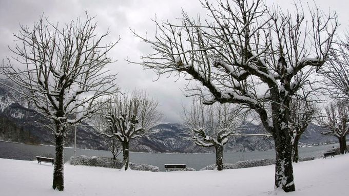 První sníh u bavorského jezera Kochel.