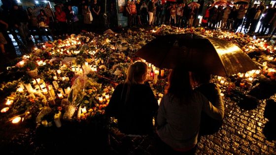 Norsko truchlí. V Oslu probíhají pietní akce