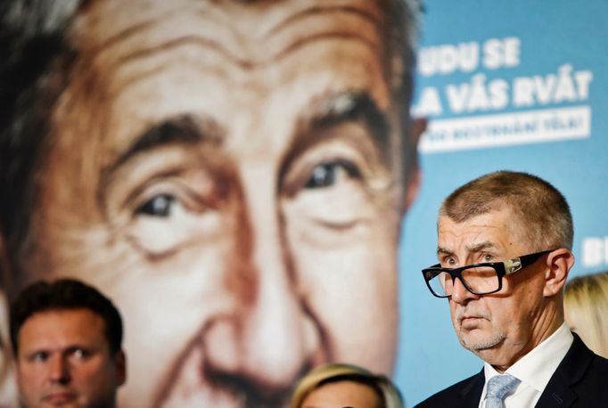 Andrej Babiš (vpravo) a v pozadí Radek Vondráček. Záběr z tiskové konference ve volebního štábu hnutí ANO. Praha, 9. 10. 2021